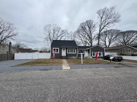 8 Paul Dr, Mastic, NY 11950