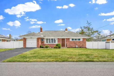 1097 Carll Dr, Bay Shore, NY 11706