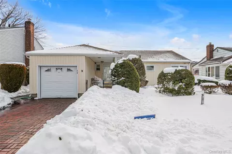 48 Lawrence St, North Hempstead, NY 11040