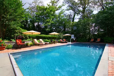 110 Birch Dr, North Hempstead, NY 11576