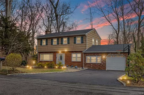 35 High Hills Ln, Huntington Station, NY 11746
