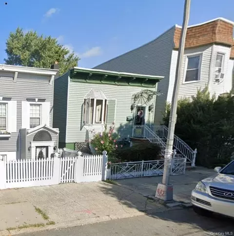 3430 34th St, Astoria, NY 11106