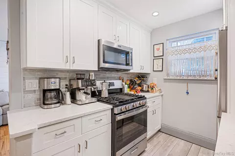 Kitchen - 73 Fairharbor Dr #73, Patchogue, NY 11772 photo 2 of 3
