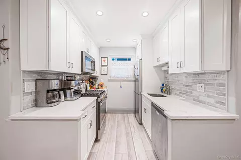Kitchen - 73 Fairharbor Dr #73, Patchogue, NY 11772 photo 1 of 3