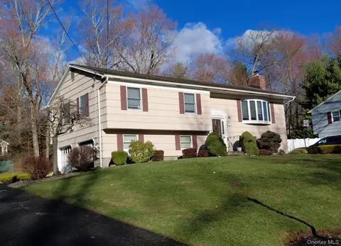 557 Babbling Brook Ln, Clarkstown, NY 10989