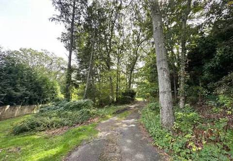 55 Juneau Blvd, Oyster Bay, NY 11797