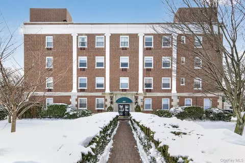 360 Stewart Ave #2B, Garden City, NY 11530