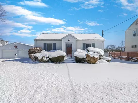 442 Oakwood Rd, Huntington Station, NY 11746