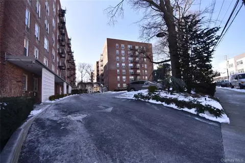 54-44 Little Neck Pkwy #6H, Little Neck, NY 11362