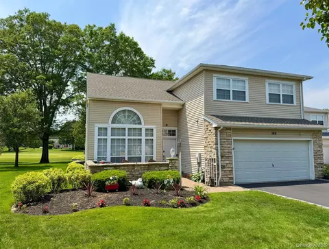 186 Windwatch Dr, Hauppauge, NY 11788