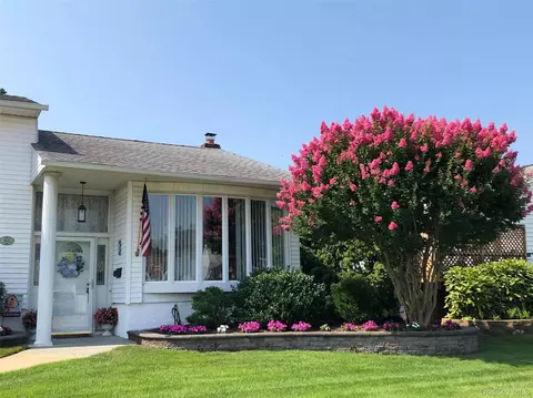 366 Clearmeadow Dr, East Meadow, NY 11554