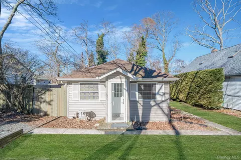 66 Palm Rd, Rocky Point, NY 11778