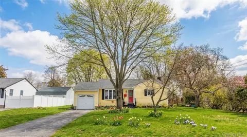 9 Amherst Rd, West Sayville, NY 11796