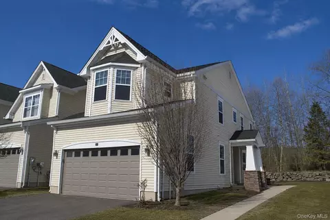 53 Cornwall Ln, Wallkill, NY 10940