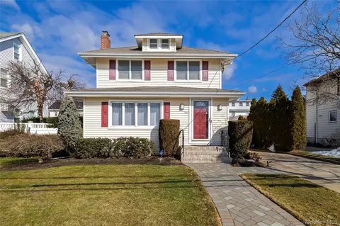 36 W Windsor Pkwy, Oceanside, NY 11572