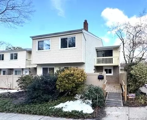 224 H Springmeadow Dr #H, Holbrook, NY 11741
