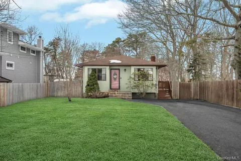 427 Helene Ave, Shirley, NY 11967