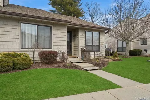 31 Stanford Ct, North Wantagh, NY 11793