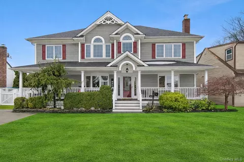 922 Leeds Dr, North Bellmore, NY 11710