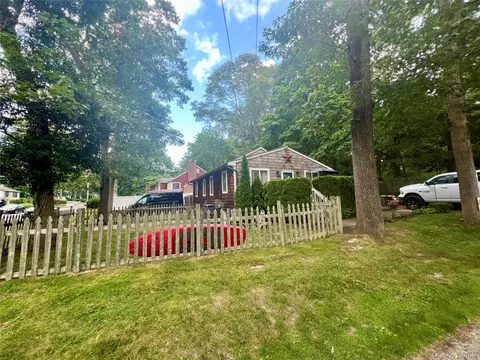 230 Lakeside Trl, Ridge, NY 11961
