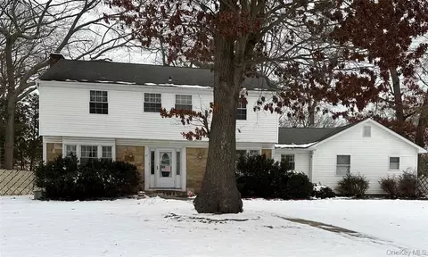 27 Whitmore Ln, Coram, NY 11727