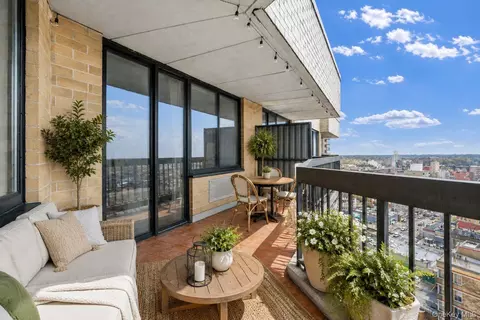 Exterior - 13835 Elder Ave #PENTHOUSE F, New York, NY 11355 photo 1 of 3