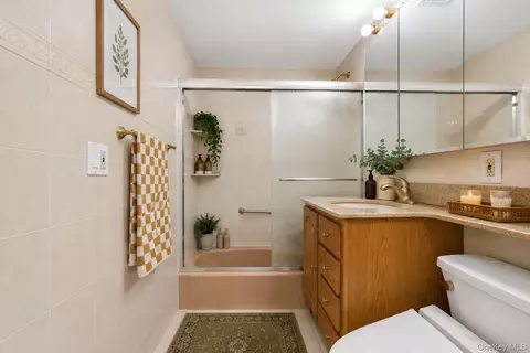 Bath - 13835 Elder Ave #PENTHOUSE F, New York, NY 11355 photo 1 of 2