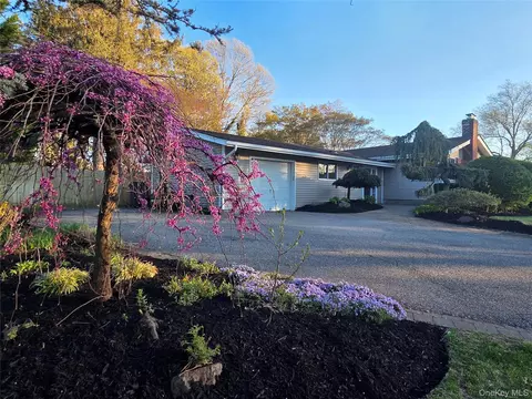 25 Fuller St, Dix Hills, NY 11746