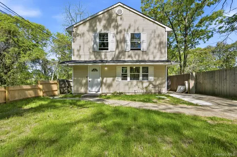 7 Rutland Rd, Mastic, NY 11950
