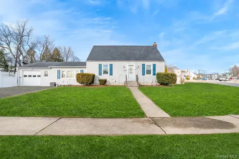 3683 Hawk Rd, Levittown, NY 11756