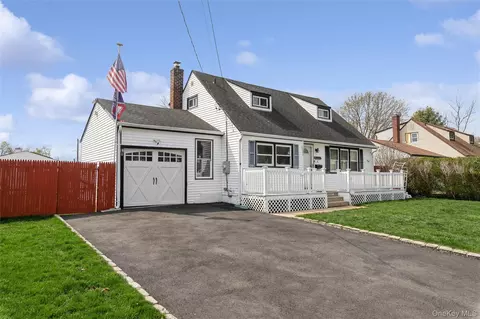 10 Hickory St, Central Islip, NY 11722