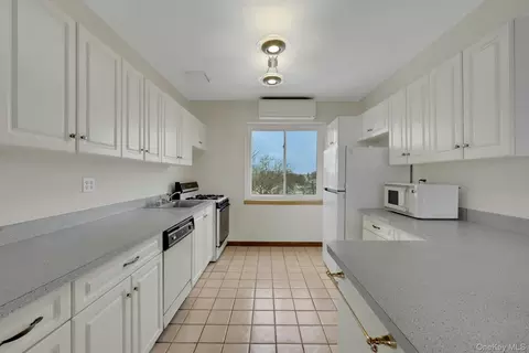 Kitchen - 190 Fordham St #12, New York, NY 10464 photo 1 of 3