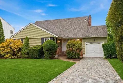 208 Weyford Ter, Garden City, NY 11530