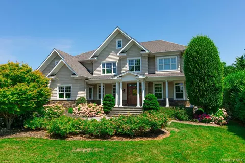 147 Eaton Ln, West Islip, NY 11795