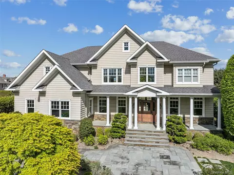 147 Eaton Ln, West Islip, NY 11795