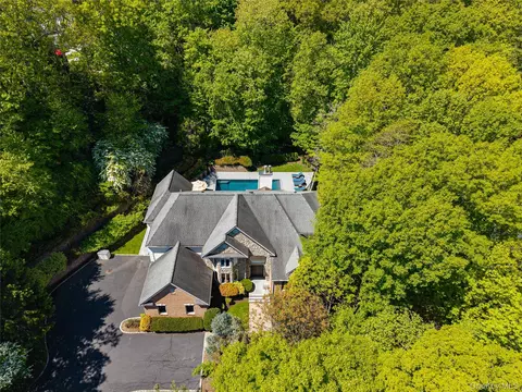 1550 Laurel Hollow Rd, Syosset, NY 11791