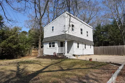 2 Lakeland Pl, Farmingville, NY 11738