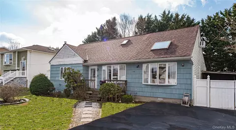 14 Willoughby Pl, West Islip, NY 11795