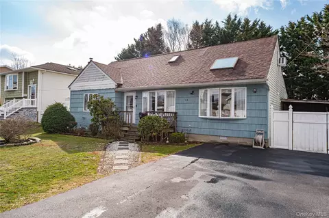 14 Willoughby Pl, West Islip, NY 11795