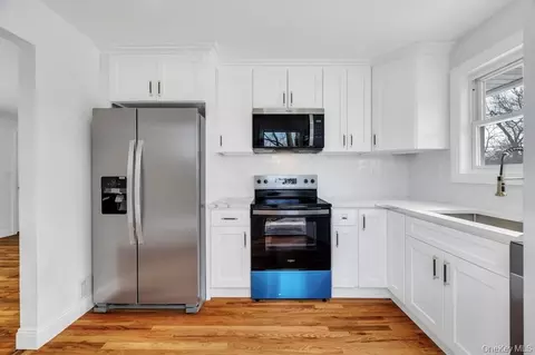 33 Silverpine Dr, Amityville, NY 11701