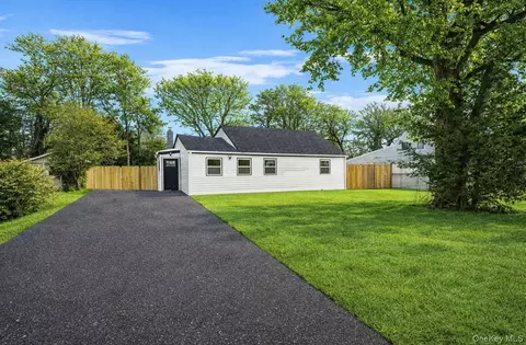 10 Linda Ln, Central Islip, NY 11722
