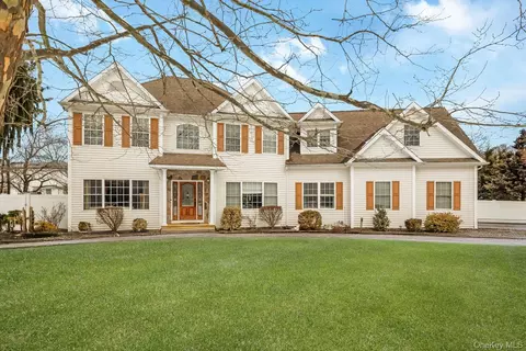 2 Equine Ln, Lake Grove, NY 11755