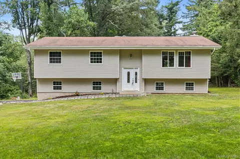 424 Cording Ln, Yorktown, NY 10598