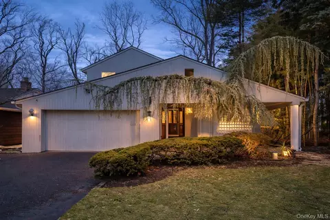 127 Wooleys Ln, North Hempstead, NY 11023