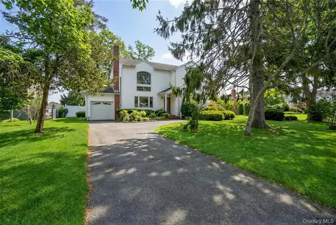 53 Hewitt Blvd, Center Moriches, NY 11934