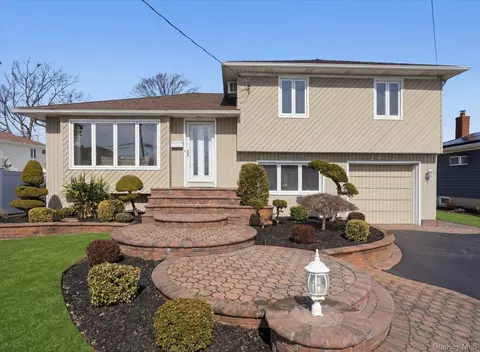 2432 Aron Dr N, Seaford, NY 11783