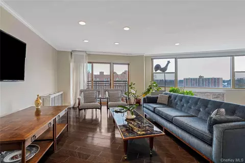 12 Old Mamaroneck Rd #6C, White Plains, NY 10605