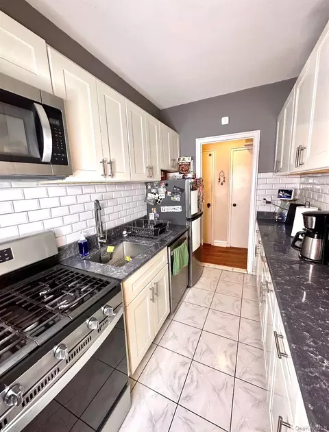 190 E Mosholu Pkwy S #1J, New York, NY 10458