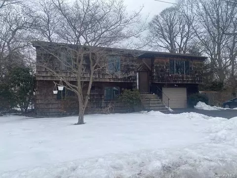 18 Windus Dr, Shirley, NY 11967