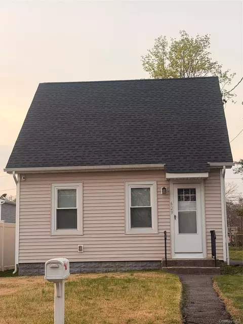 629 Lakeway Dr, West Babylon, NY 11704